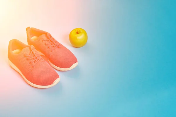 Zapatillas de deporte, manzana verde, pérdida de peso, correr, comer sano, hea —  Fotos de Stock