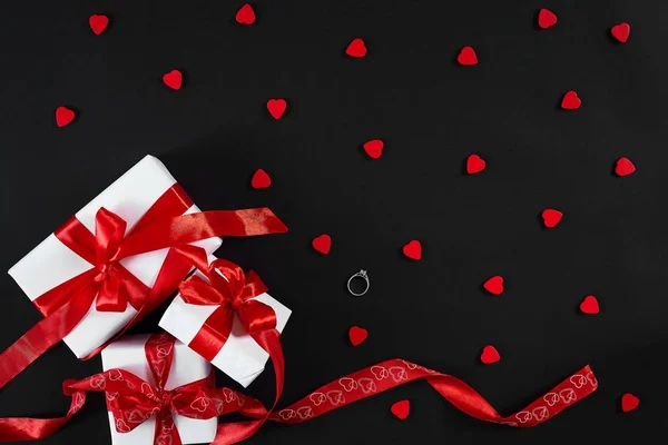 黒地に赤いリボンと白いギフト ボックス。バレンタイン — ストック写真