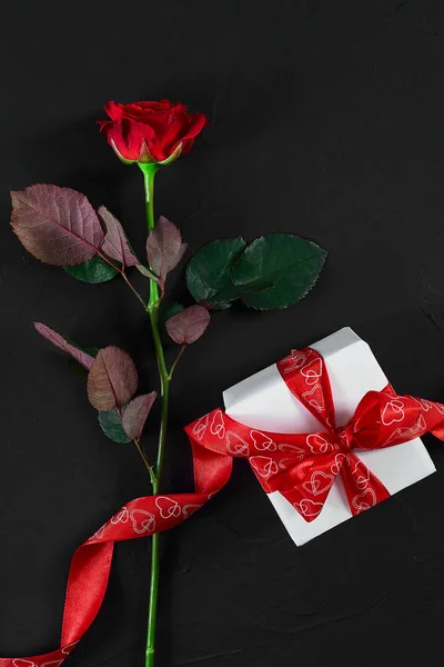 1 어두운 레드 블랙 backgrou에 빨간 리본 선물 상자와 장미 — 스톡 사진