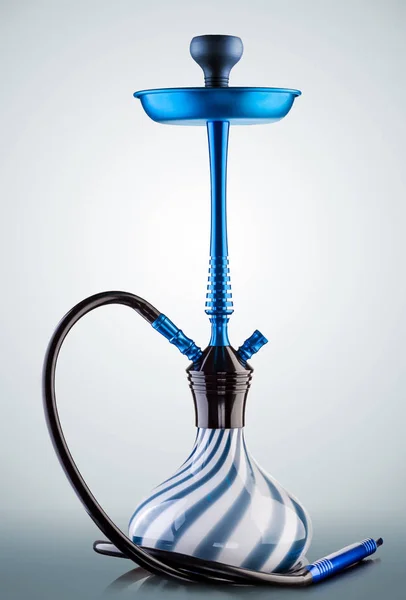 蓝色水烟壶黑色橡胶管和蓝色和白色烧瓶浅灰色背景. — 图库照片