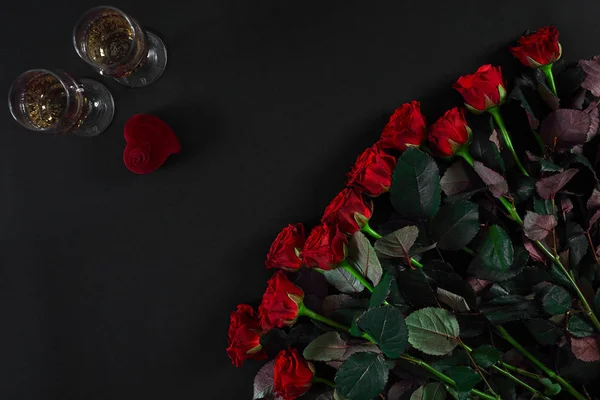 Un bouquet de roses rouges et une boîte d'anneau. Voir en haut — Photo