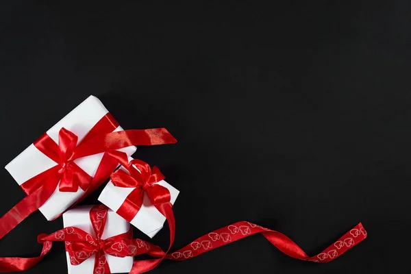 검은 바탕에 빨간 리본으로 흰색 선물 상자. 발렌타인 — 스톡 사진