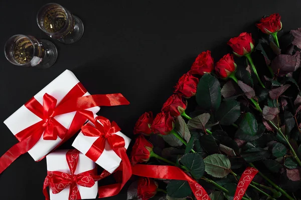 발렌타인 데이 인사말 카드입니다. 빨간 장미 꽃, 샴페인 및 기 — 스톡 사진