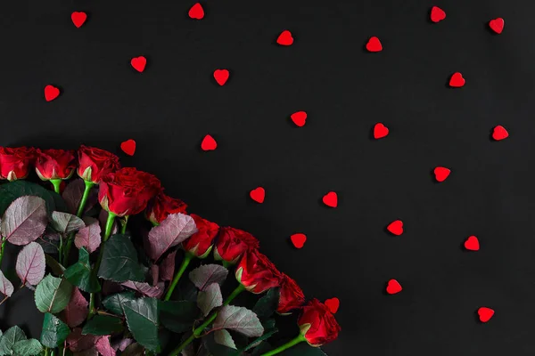 Ramo de rosas rojas sobre fondo negro. Vista superior. San Valentín — Foto de Stock