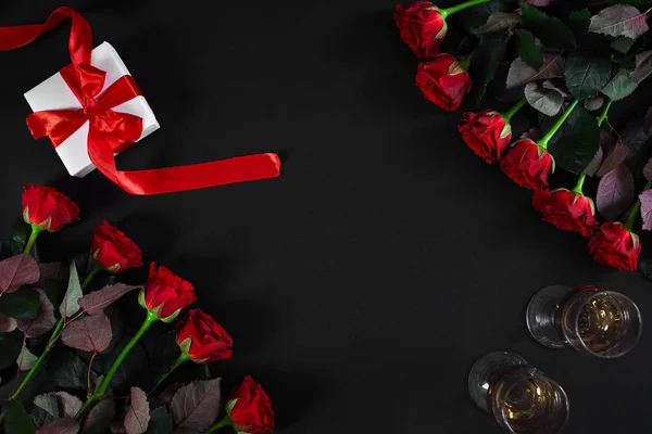 赤いバラ、黒い背景にリング、ギフト ボックス — ストック写真