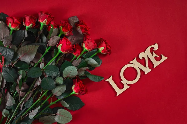 베일 런 빨간색 배경에 근접 아름 다운 빨간 장미 꽃다발 — 스톡 사진