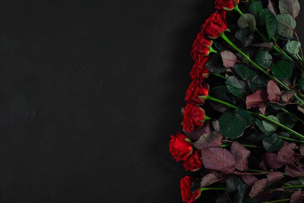 Букет красных роз на черном фоне. Вид сверху
