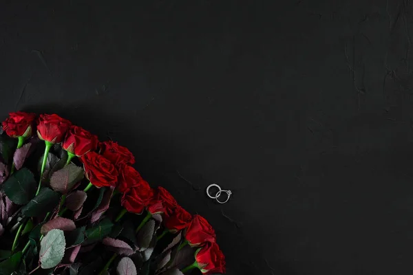 Un ramo de rosas rojas y anillo. Vista superior — Foto de Stock