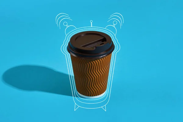 蓝色背景的棕色纸杯热咖啡 — 图库照片