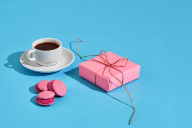 Sevgililer günü tebrik kartı. Beyaz kahve Kupası, pembe macaroons