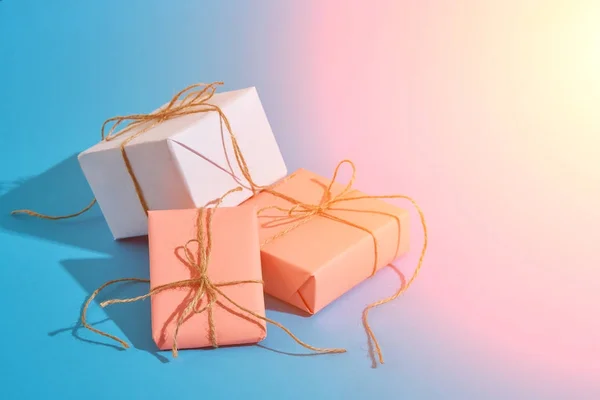 Craft papier enveloppé cadeaux boîtes artisanat corde arc ruban avec sha — Photo