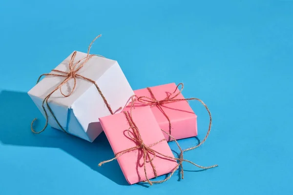 Cajas de regalo envueltas en papel artesanal cinta de arco de cuerda artesanal con sha — Foto de Stock