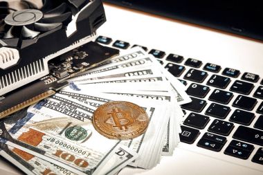 Laptop klavye üzerinde para ile Bitcoins. Bitcoin. Yeni sanal para. Ekran kartı, araştırma kavramı.