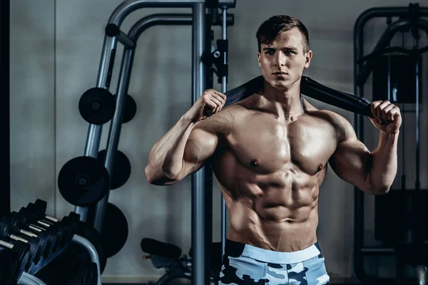 체육관에서 훈련 후 자신의 목 수건으로 젊은 근육 남자 — 스톡 사진