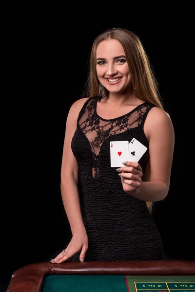 Mladá krásná žena hrát v kasinu. Dívka drží vítěznou kombinaci pokerových karet. Dvě esa — Stock fotografie