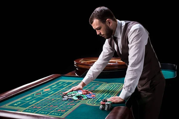 テーブルのカジノでギャンブルの背後にあるディーラー. — ストック写真