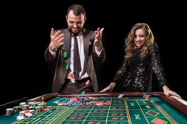 Hombre con mujer jugando ruleta en el casino. Adicción a la — Foto de Stock