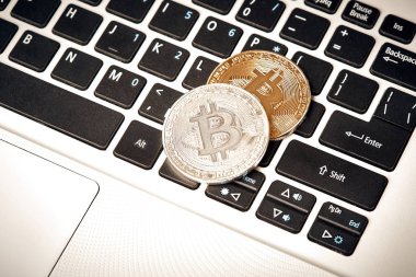 Madeni para Kripto Döviz Alım bitcoin yalanlar üzerine para Döviz Kuru artış veya düşüş nedeniyle klavye arka plan Tema altın Satım Piramit'te yakın çekim