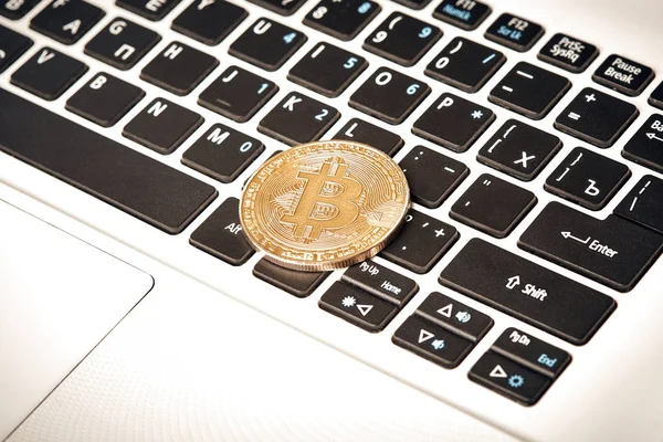 Madeni para Kripto Döviz Alım bitcoin yalanlar üzerine para Döviz Kuru artış veya düşüş nedeniyle klavye arka plan Tema altın Satım Piramit'te yakın çekim