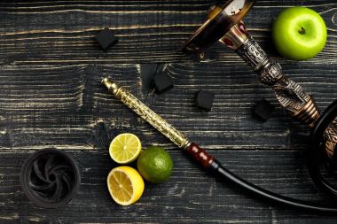 Turuncu ve elma karışımı bir tütün lezzet ile Arap nargile