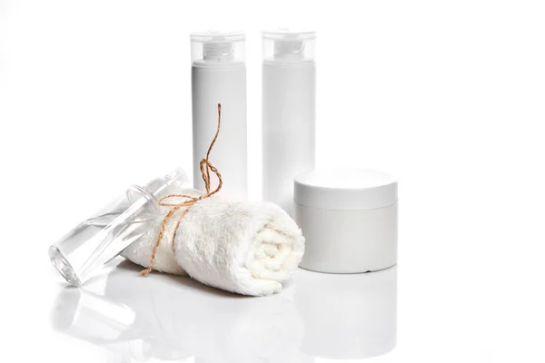 Zestaw kosmetyków w białe pojemniki na jasnym tle. — Zdjęcie stockowe