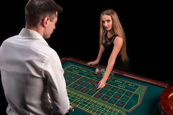 Egy zár-megjelöl, a háton és a krupié, a fehér inget, zöld kaszinó képe táblázat a rulett és a chips, egy gazdag asszony a háttérben szerencsejáték fogadás — Stock Fotó