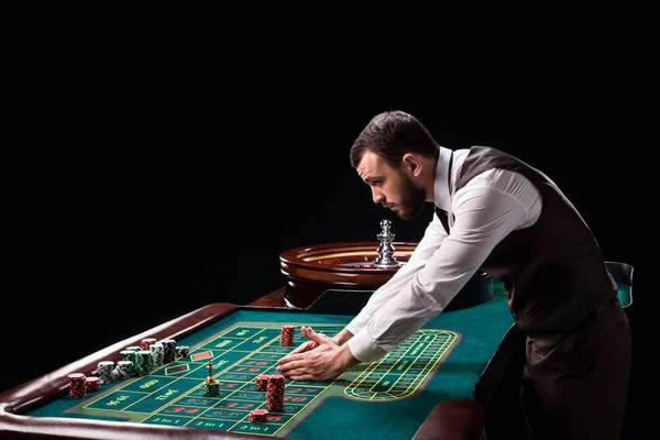 Croupier dietro il tavolo da gioco in un casinò . — Foto Stock