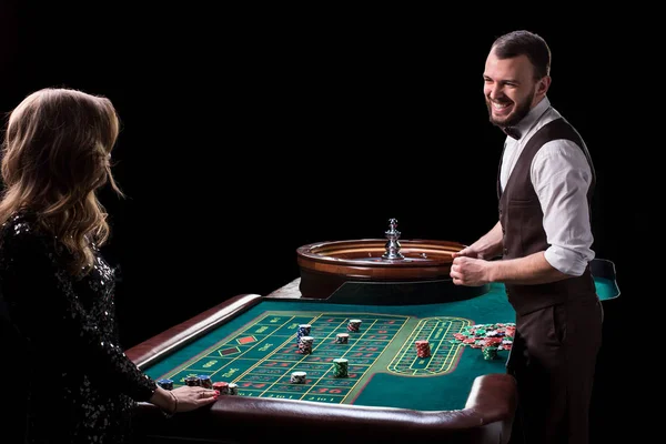 Krupiér a žena hráč u stolu v kasinu. Obrázek c — Stock fotografie