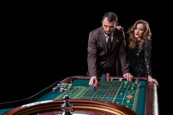 Mann und Frau spielen Roulette im Casino. Sucht nach dem — Stockfoto