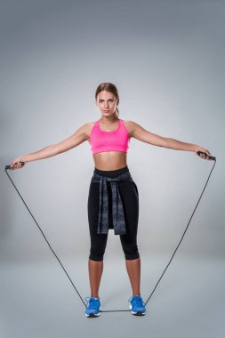 Tam boy görüntü ile egzersiz yaparak bir güzel fitness kadının