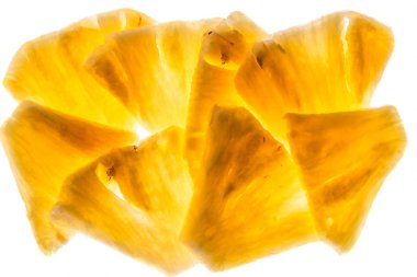 Beyaz arka plan üzerinde izole ananas parçaları