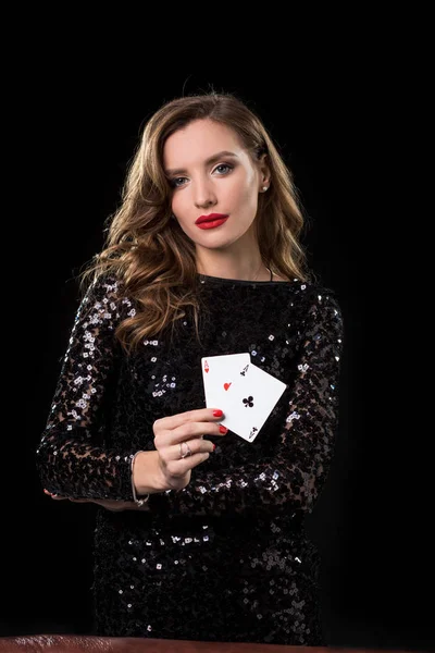 黒の背景にトランプのカードを保持している若い女性 — ストック写真