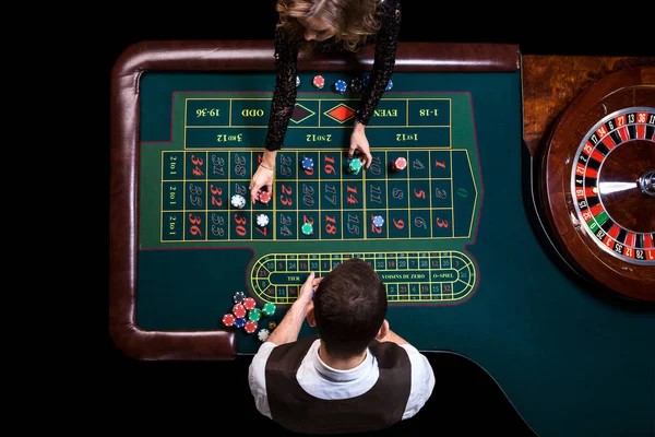 Vue de dessus du croupier du casino et de la table de roulette verte. Ga — Photo