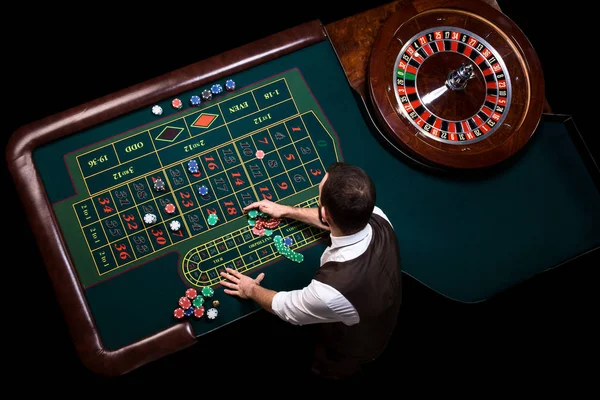 Vue de dessus du croupier du casino et de la table de roulette verte. Ga — Photo