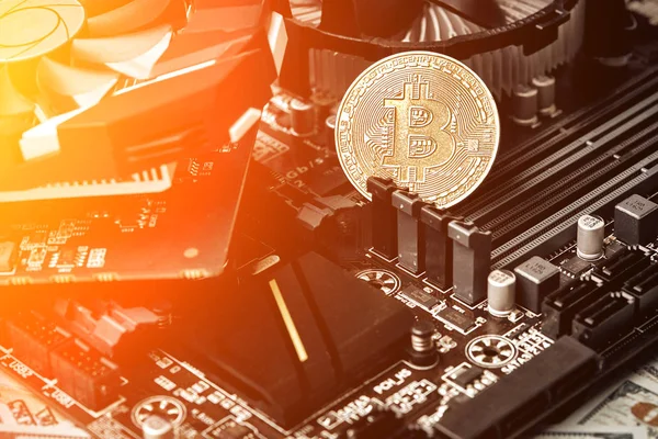 Bitcoin. Yeni sanal para. Bitcoins ekran kartı incelemesi kavramı üzerinde yalan. Güneş parlaması