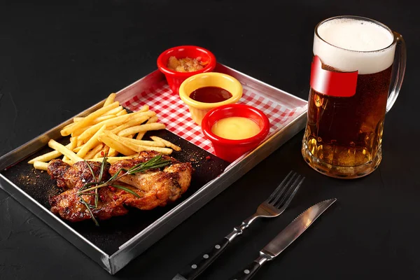 Köstliche gebratene Chicken Wings mit Pommes und drei Soßen im Restaurant serviert — Stockfoto