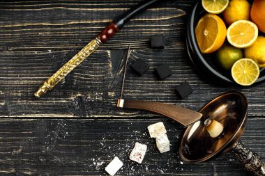 Şık sigara nargile ve sepet ile limon, limon ve portakal üzerinde