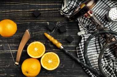 Arap nargile tütün lezzet turuncu karışımı ile. Koyu ahşap arka plan Üstten Görünüm