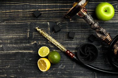 Turuncu ve elma karışımı bir tütün lezzet ile Arap nargile