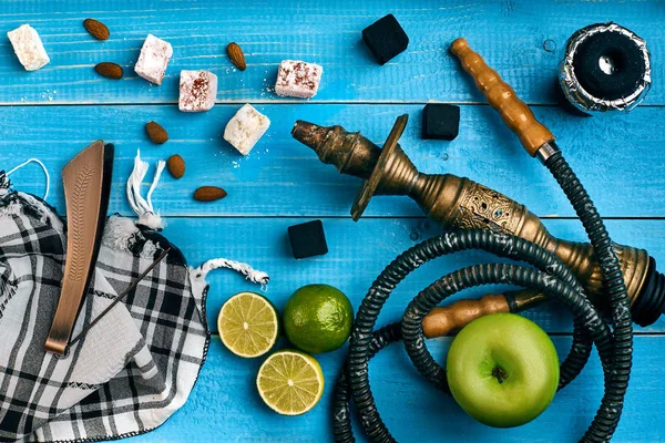 Табачное прошлое. Турецкий кальян со вкусом табака из спелых зеленых яблок и лайма — стоковое фото