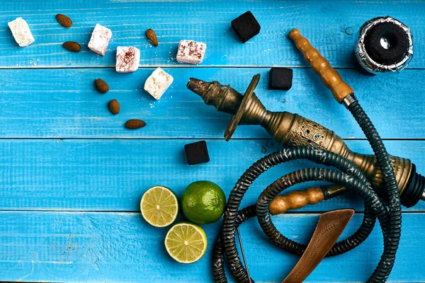 Sfondo tabacco. Narghilè turco da fumo con sapore di tabacco di lime maturo — Foto Stock