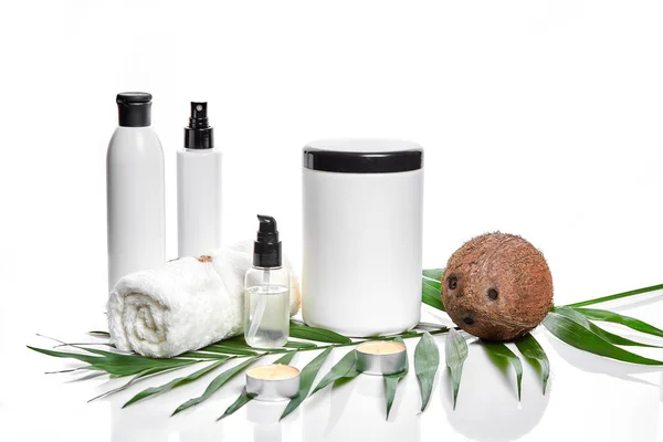 Organische cosmetica met kokos op witte achtergrond. — Stockfoto