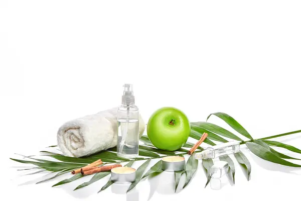 Naturalne spa zabiegi oczyszczania produktów z apple na białym tle. — Zdjęcie stockowe