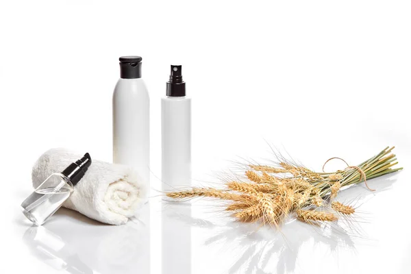 Mineral- och växtbaserade hudvård. Burk av grädde, olja med vete, vit kosmetiska flaskor. Utan etikett — Stockfoto