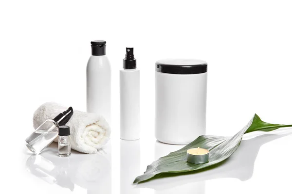 Conjunto de produtos cosméticos em recipientes brancos sobre fundo claro . — Fotografia de Stock