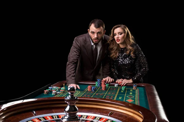 Homme avec une femme jouant à la roulette au casino. Dépendance au — Photo
