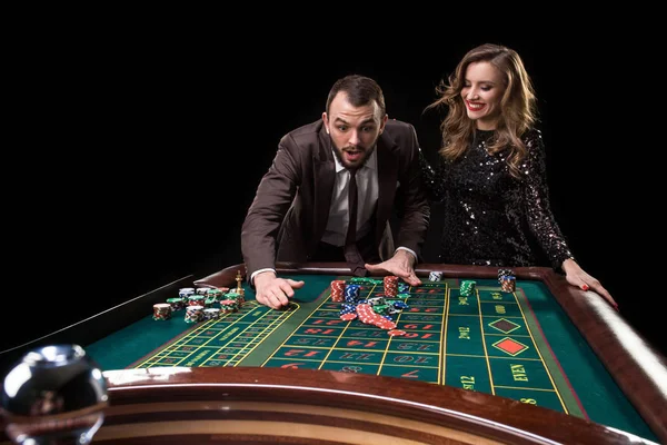 Mann und Frau spielen Roulette im Casino. Sucht nach dem — Stockfoto