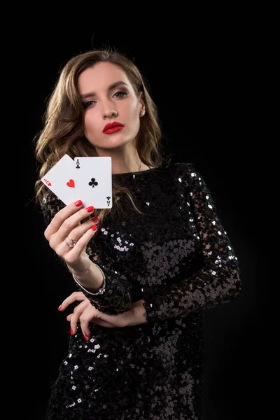 在黑色背景下拿着扑克牌的年轻女子 — 图库照片