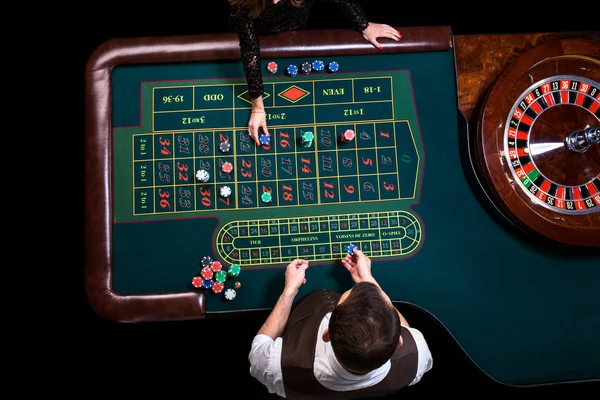 Blick von oben auf das Casino Croupier und den grünen Roulettetisch. ga — Stockfoto