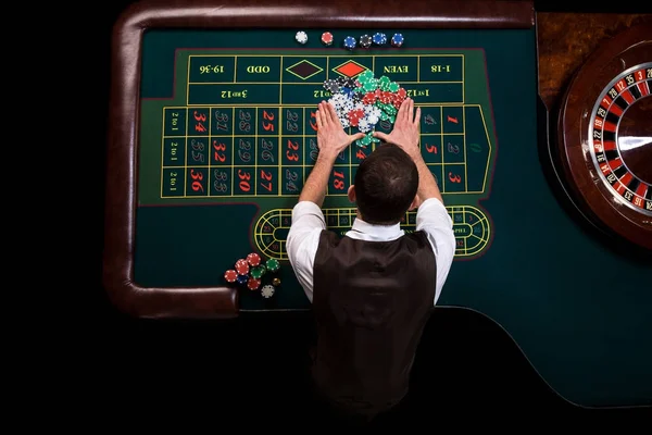 Blick von oben auf das Casino Croupier und den grünen Roulettetisch. ga — Stockfoto